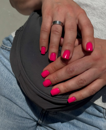 Яскравий манікюр рожевий на квадратні нігті, фото - Нігтьова студія Candy Nails