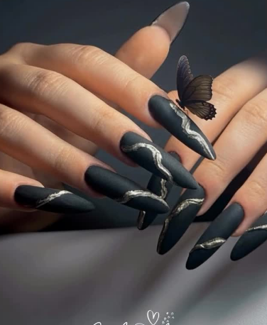 Черный маникюр матовый с серебром, фото - Ногтевая студия Candy Nails