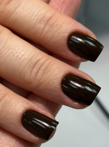 Манікюр на короткі нігті однотонний (монохромний) коричневий, фото - Студія краси Hi Beautiful