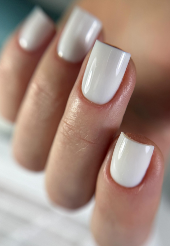 Класичний манікюр білий на квадратні нігті, фото - Нігтьова студія Novi Nails