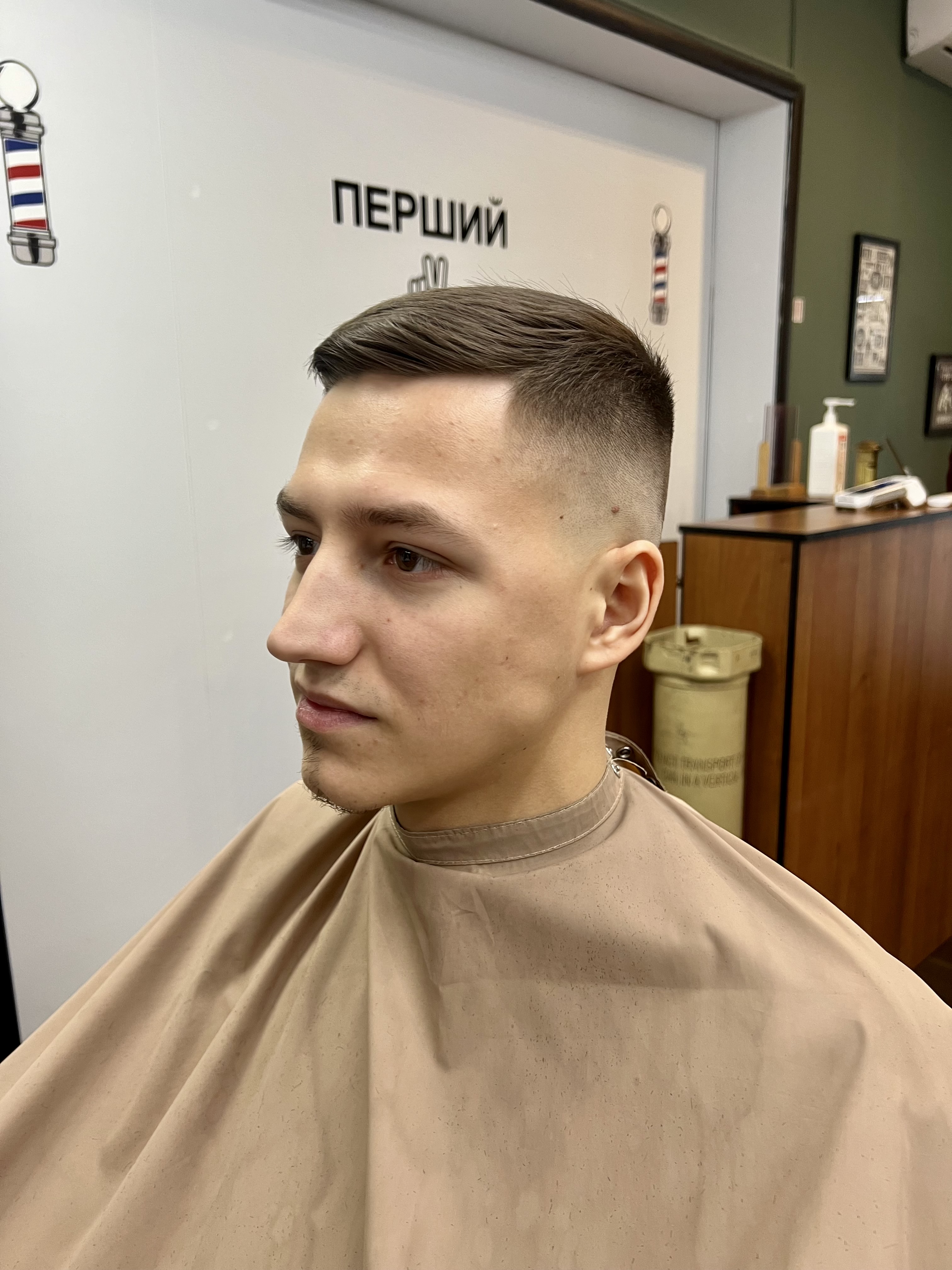 Чоловіча стрижка на коротке волосся фейд, фото - Барбер Денис Барбер