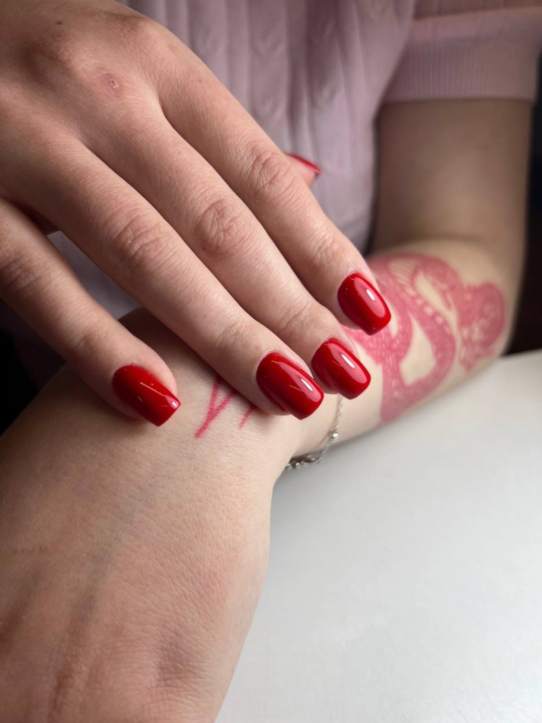 Класичний манікюр червоний на короткі нігті, фото - Студія краси Franz nails bar