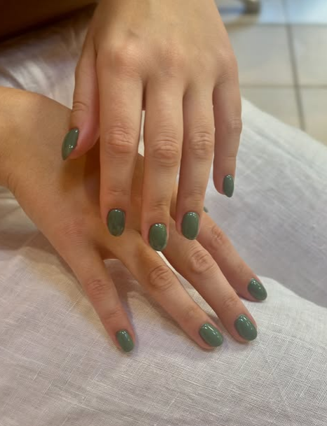 Маникюр на короткие ногти однотонный (монохромный) зеленый, фото - Студия красоты Hollywood