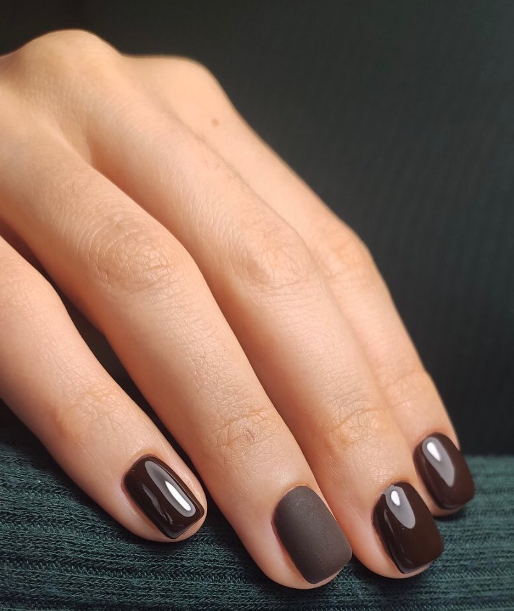 Маникюр на короткие ногти матовый коричневый, фото - Студия красоты Esthetique