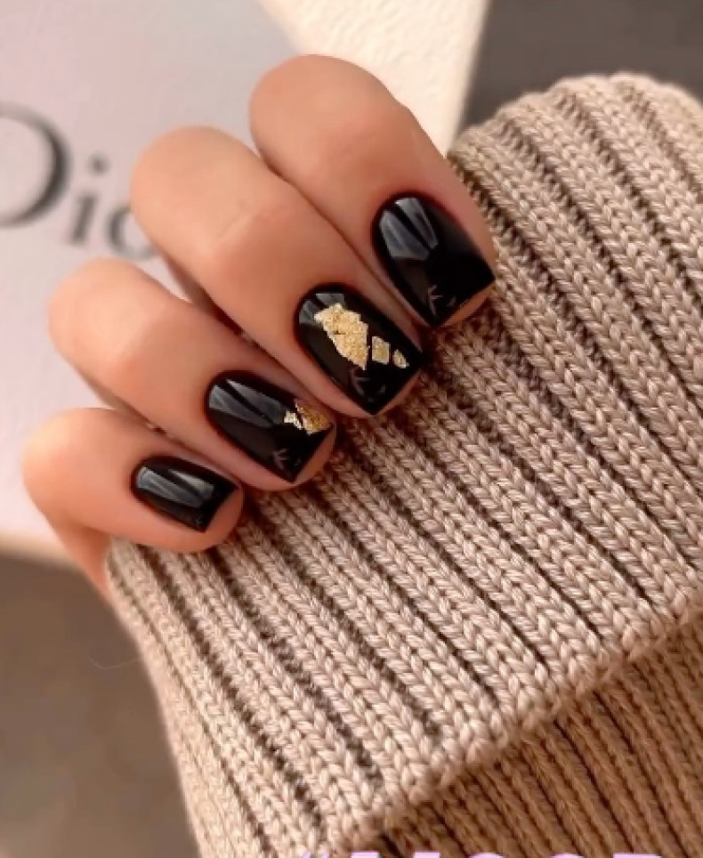 Чорний манікюр із фольгою золотом, фото - Студія краси MMM Beauty Salon