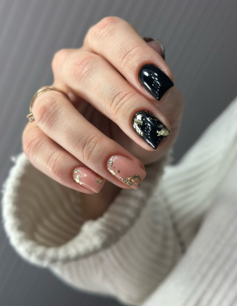 Чорний манікюр із фольгою золотом, фото - Студія краси MMM Beauty Salon