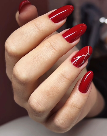 Красный маникюр с рисунком на длинные ногти, фото - Ногтевая студия Nails Pro