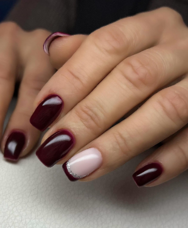 Бордовий манікюр темний з акцентом на один ніготь, фото - Нігтьова студія Nails Pro