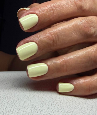 Манікюр на короткі нігті жовтий світлий, фото - Нігтьова студія Nails Pro