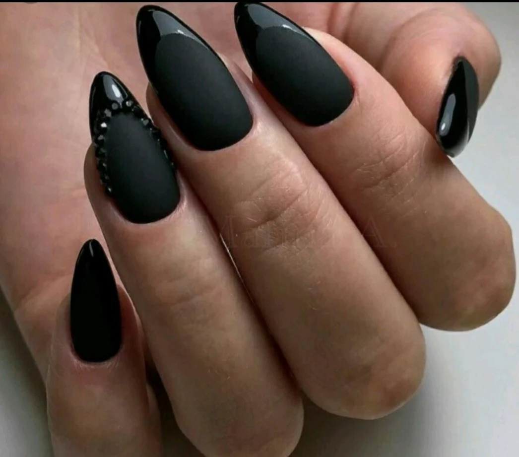 Чорний манікюр матовий зі стразами, фото - Перукарня DWHer