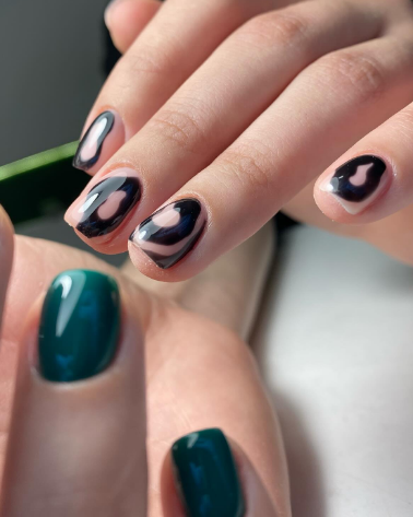 Маникюр с рисунком темный абстракция, фото - Ногтевая студия Nail Room