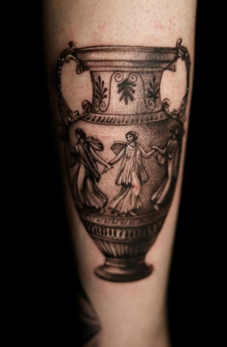 На руці реалізм чорно-білі, фото - Тату салон TATTOO LAMARCH
