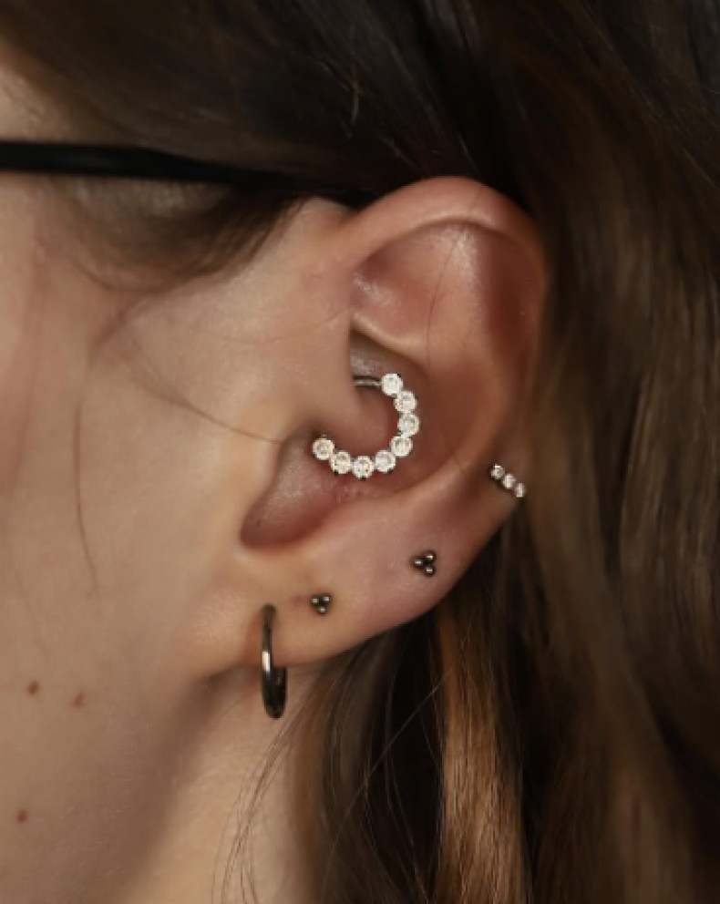 Пірсинг вуха мочки хелікс, фото - Тату салон TATTOO LAMARCH