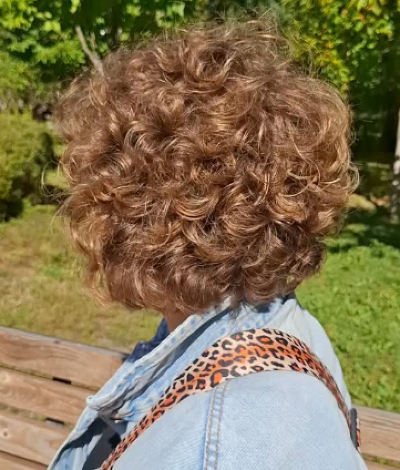Стрижка на коротке волосся кучеряве карамельний колір, фото - Перукар Алла Боровська