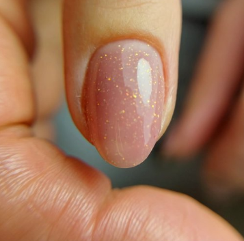 Нюдовый маникюр с блестками золотом, фото - Студия красоты OH NAILS