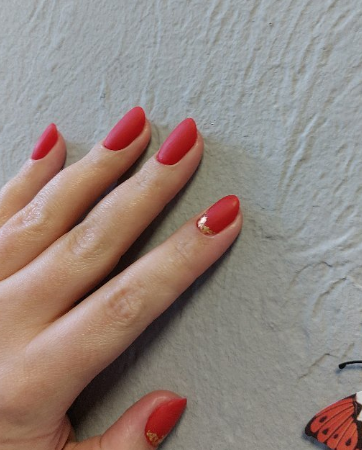 Красный маникюр миндаль с золотом, фото - Студия красоты OH NAILS