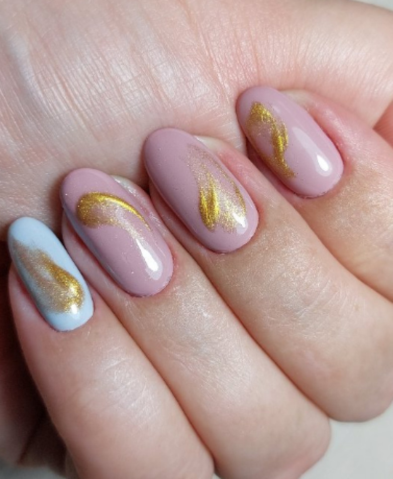 Розовый маникюр кошачий глаз с золотом, фото - Студия красоты OH NAILS