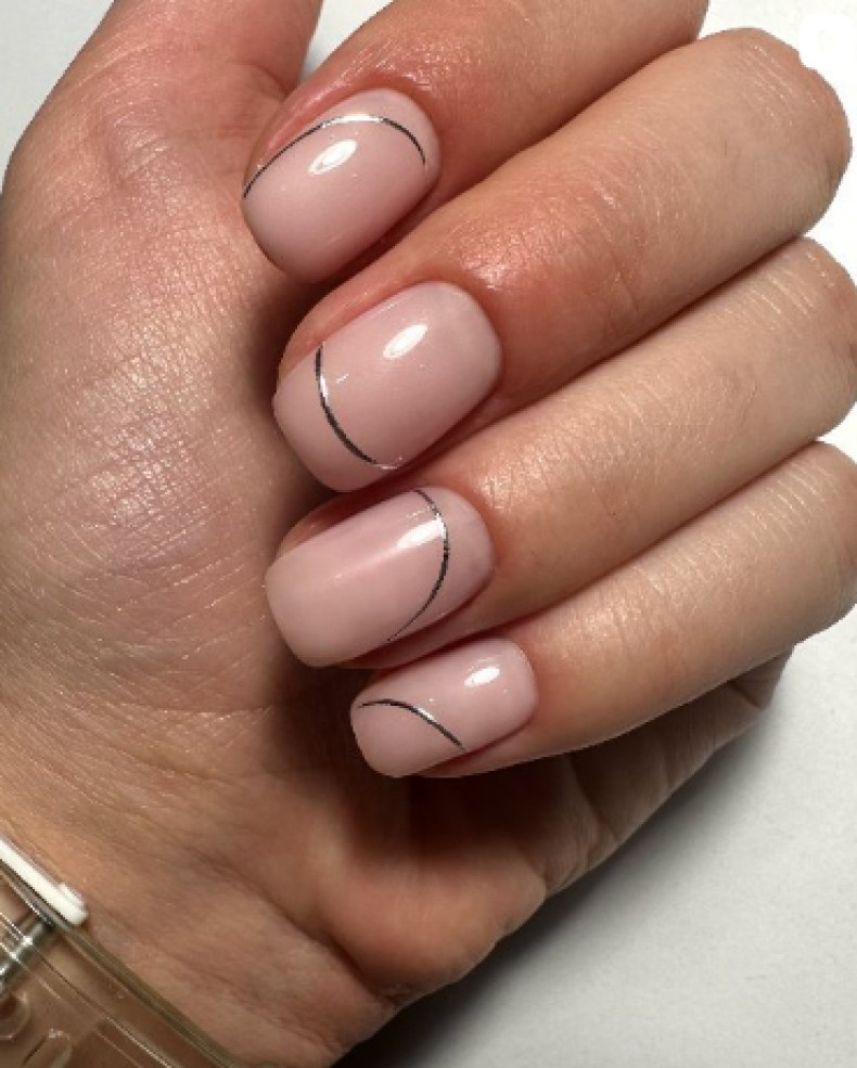 Манікюр на короткі нігті нюдовий зі сріблом, фото - Студія краси OH NAILS