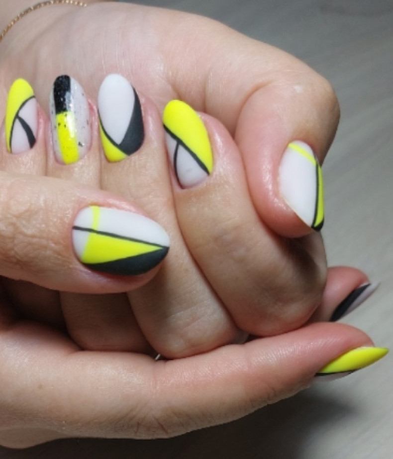 Яскравий манікюр мигдаль жовтий, фото - Студія краси OH NAILS