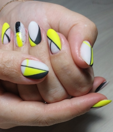 Яскравий манікюр мигдаль жовтий, фото - Студія краси OH NAILS