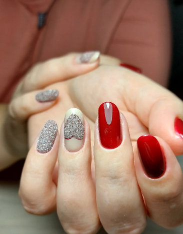Красный маникюр новогодний с блестками, фото - Студия красоты OH NAILS