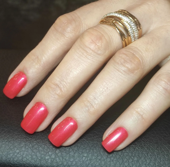 Манікюр на короткі нігті яскравий рожевий, фото - Студія краси OH NAILS