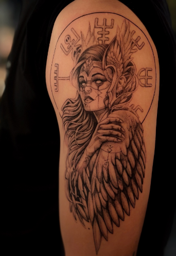 Мужские на плече реализм, фото - Тату салон Smile Tattoo