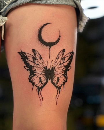 Женские черно-белые на бедре, фото - Тату салон Smile Tattoo