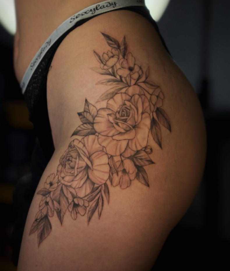Женские роза черно-белые, фото - Тату салон Smile Tattoo