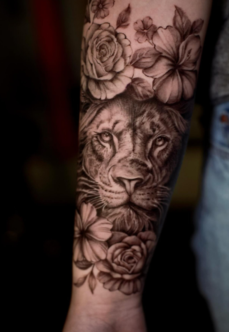 На предплечье реализм цветы, фото - Тату салон TATTOO LAMARCH