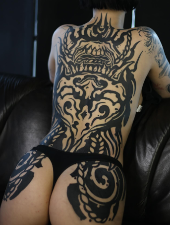 Женские на спине трайбл, фото - Тату салон TATTOO LAMARCH