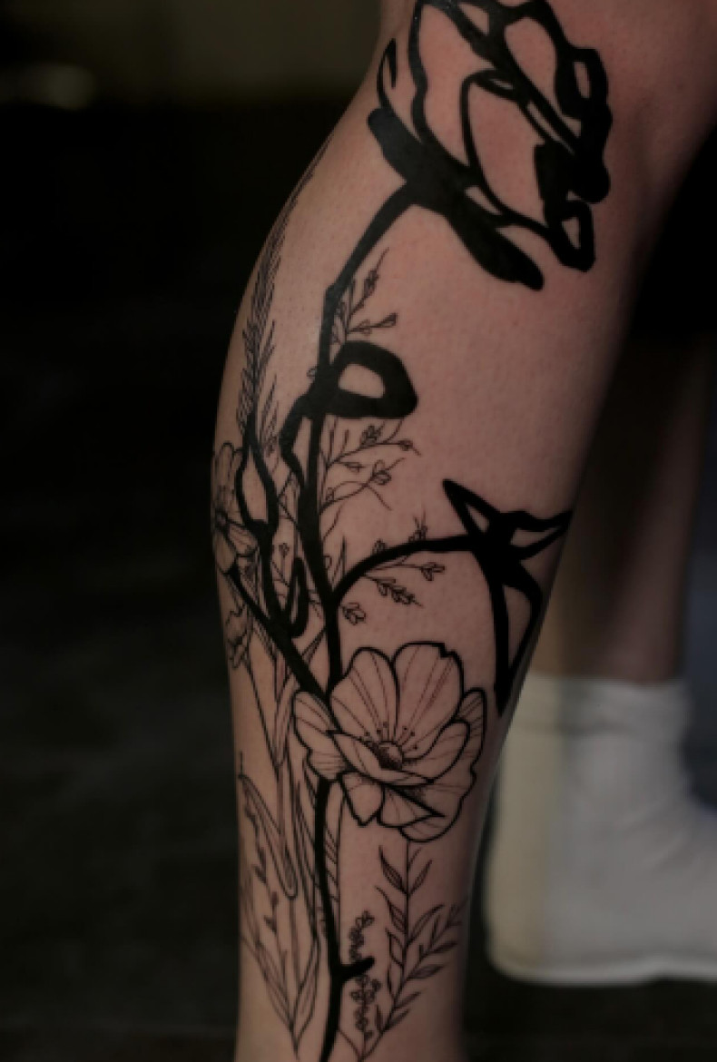 На ноге черно-белые цветы, фото - Тату салон TATTOO LAMARCH