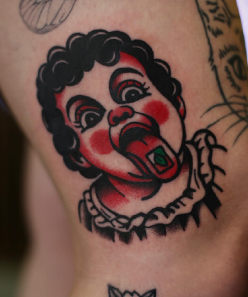 На ноге цветные олд скул, фото - Тату салон TATTOO LAMARCH