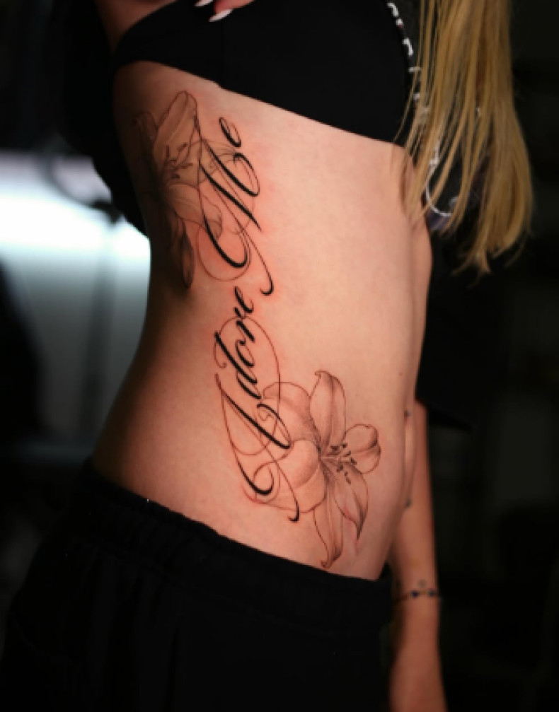 Женские черно-белые цветы, фото - Тату салон TATTOO LAMARCH