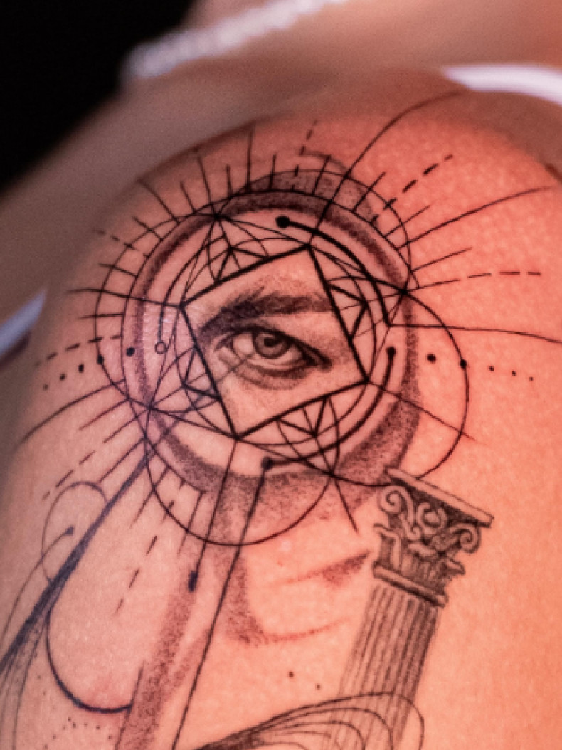 Для хлопців око на плечі, фото - Тату салон TATTOO LAMARCH