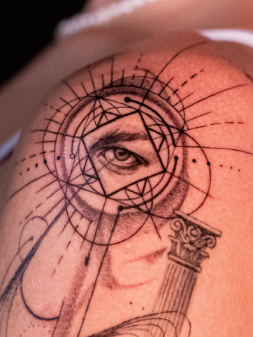 Для хлопців око на плечі, фото - Тату салон TATTOO LAMARCH