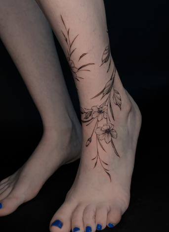 Для дівчат на нозі чорно-білі, фото - Тату салон TATTOO LAMARCH