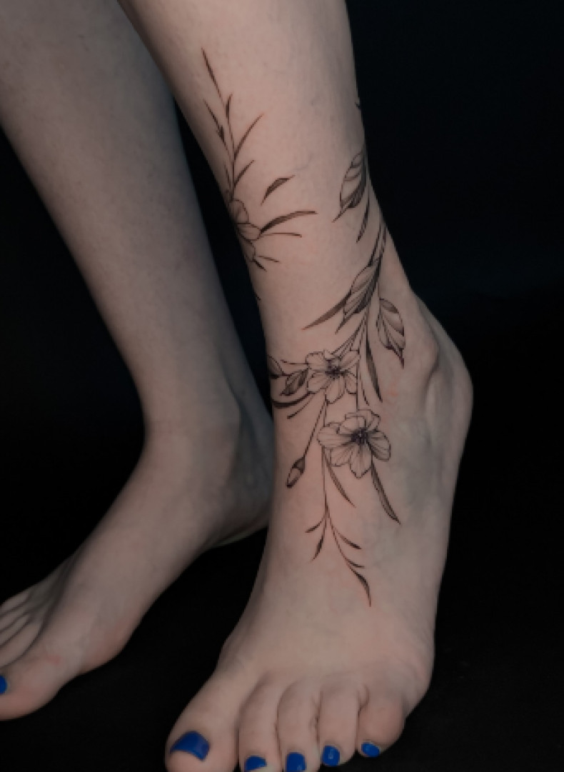 Для дівчат на нозі чорно-білі, фото - Тату салон TATTOO LAMARCH