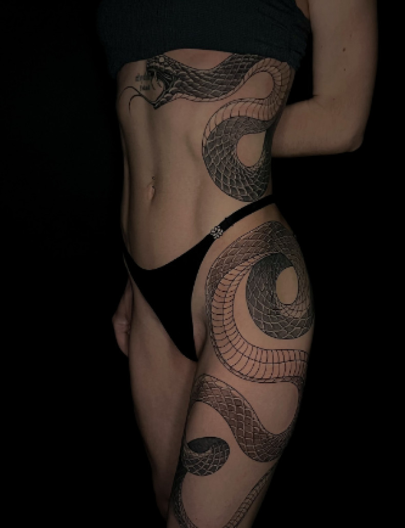 Женские змея на бедре, фото - Тату салон TATTOO LAMARCH