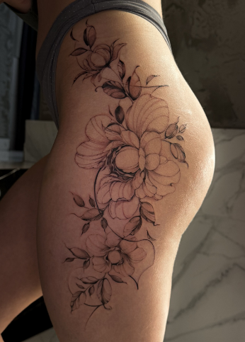 Женские черно-белые цветы, фото - Тату салон TATTOO LAMARCH