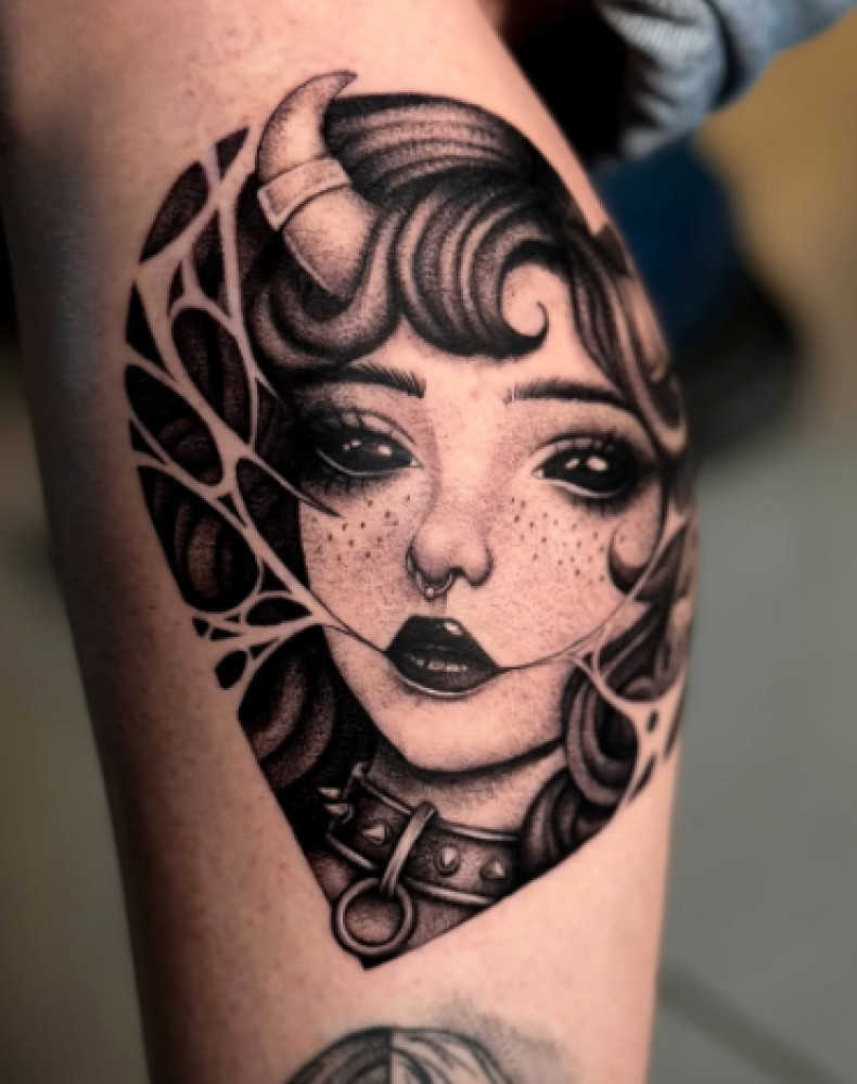 Женские черно-белые на икре, фото - Тату салон TATTOO LAMARCH