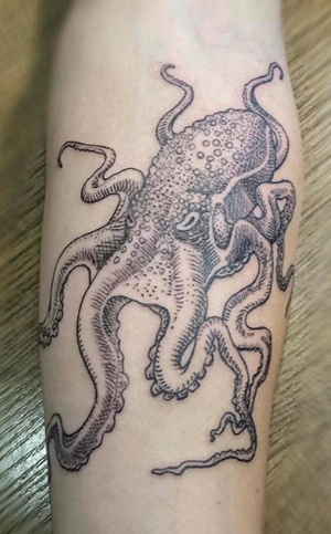 На предплечье реализм черно-белые, фото - Тату салон DopingТattoo