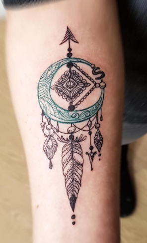 На предплечье лайнворк перо, фото - Тату салон DopingТattoo