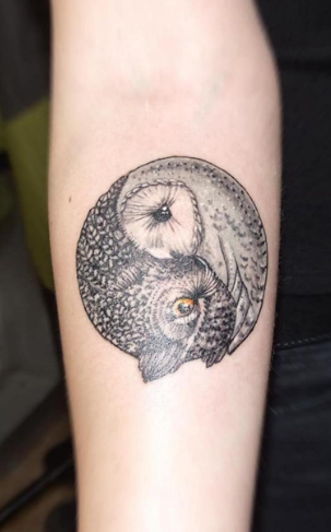 На предплечье черно-белые сова, фото - Тату салон DopingТattoo