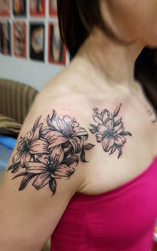 Женские на плече черно-белые, фото - Тату салон DopingТattoo
