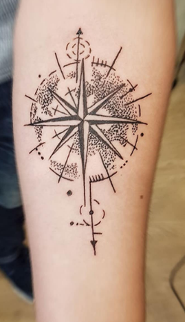 На предплечье черно-белые дотворк, фото - Тату салон DopingТattoo