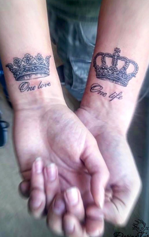 На запястье черно-белые корона, фото - Тату салон DopingТattoo
