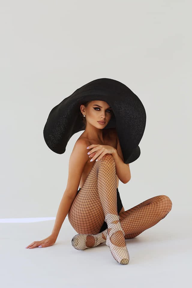 Фотосесія ню у студії на білому тлі, фото - Візажист Катерина Полежаєва