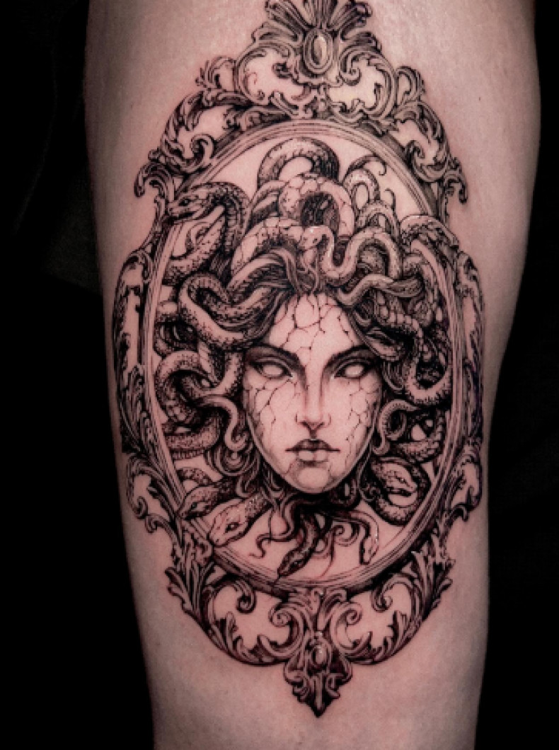 Для дівчат реалізм на стегні, фото - Тату салон TATTOO LAMARCH