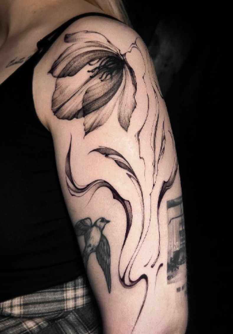 Женские на плече черно-белые, фото - Тату салон TATTOO LAMARCH